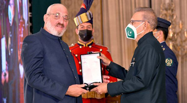 Richard Geary, Founder of Deaf Reach Schools receiving Sitara-i-Khidmat Award by President Arif Alvi